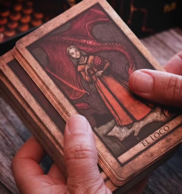 img_0CKCPR3WZR8HV8C02SBBG0NVGZ Tarot casa del dragón. Ediciones Minotauro.